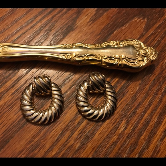 Beautiful Gold Earrings! - Picture 3 of 5